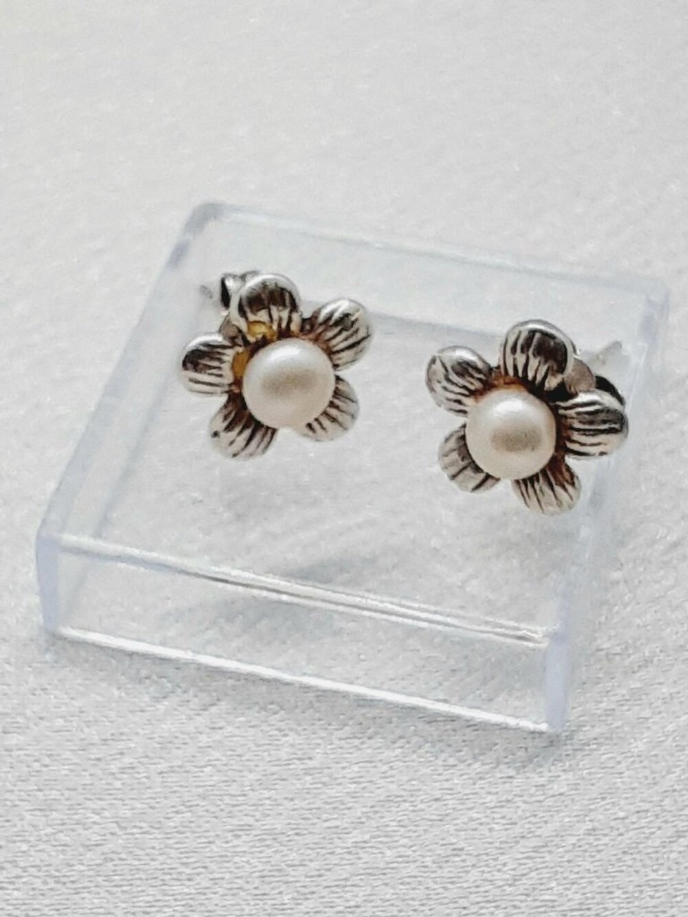 NEW 925 sterling silver and pearl petite minimalist flower post earrings
